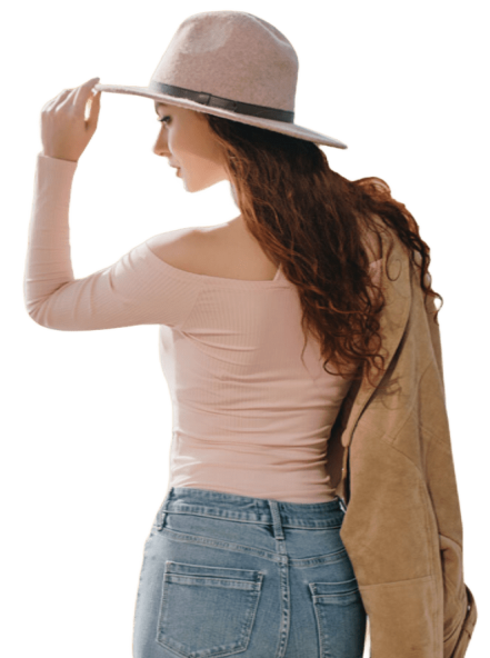 Peliroja con sombrero y chaqueta al hombro